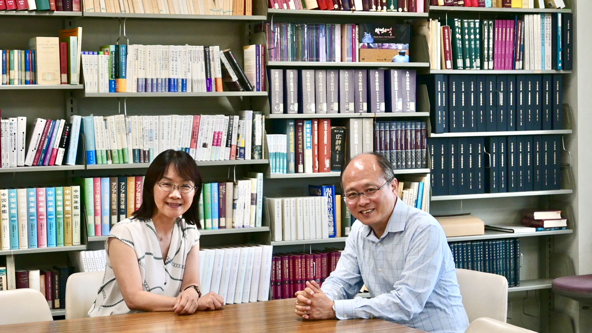対談する武内宏樹氏（右）と、聞き手の小嶋華津子氏（左）