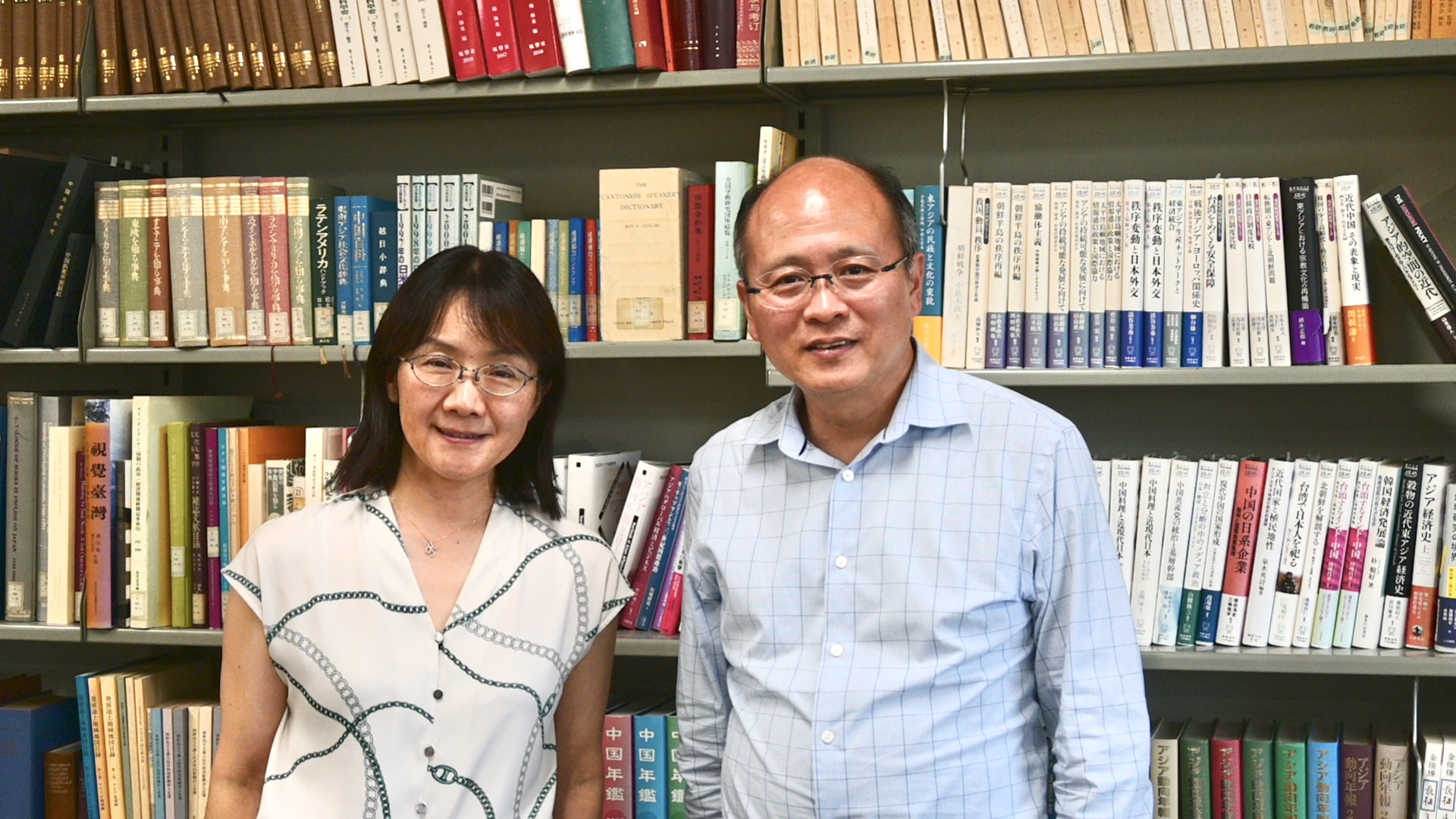 武内宏樹氏（右）と、聞き手の小嶋華津子氏（左）